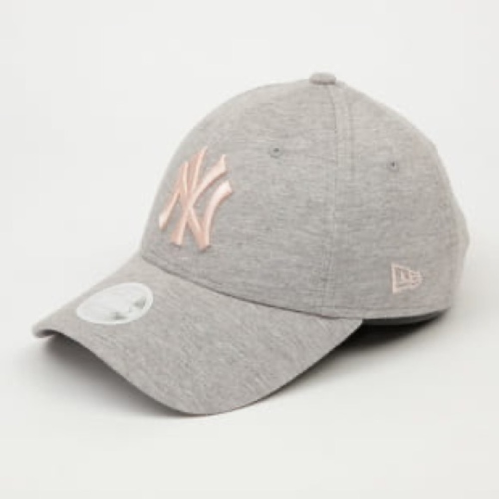 MAKE AN OFFER🗣NEVER WORN YANKEES GRAY&PINK 🧢